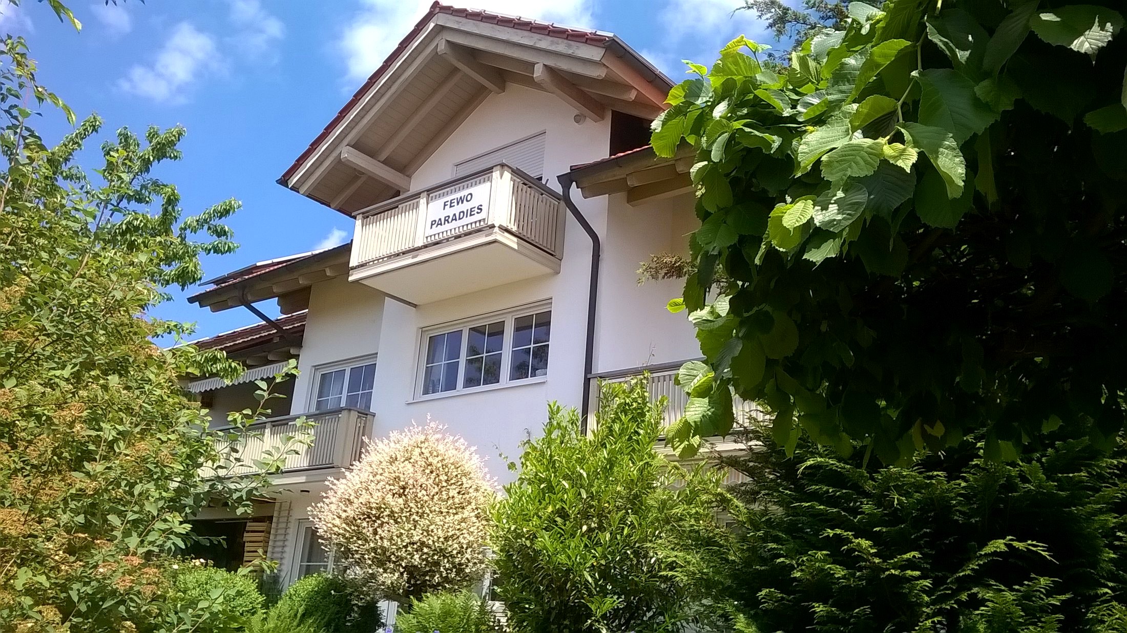 Haus Paradies in Sankt Englmar, umgeben von Grün