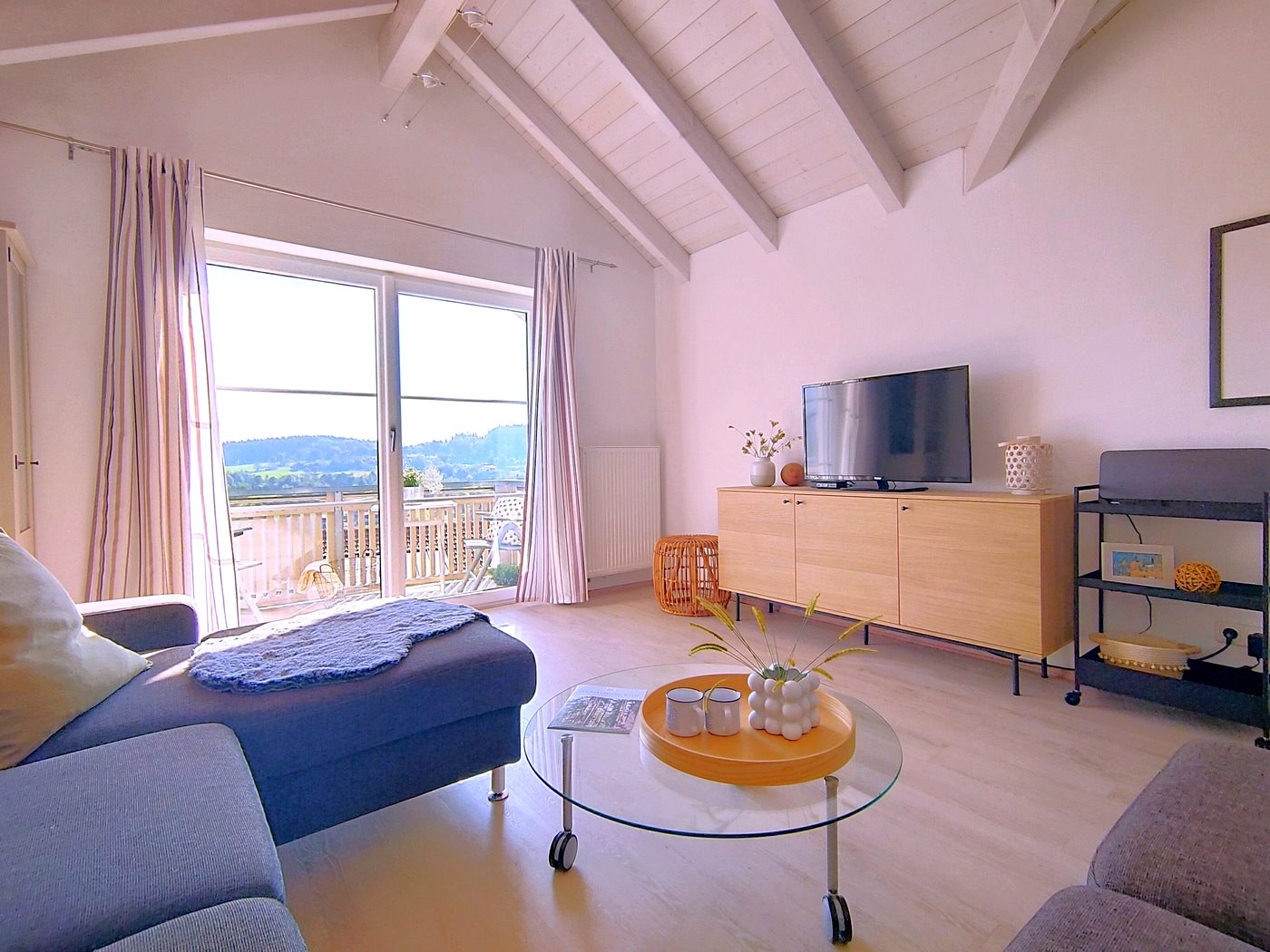 Heller Wohnraum der Ferienwohnung Panorama mit Balkonblick